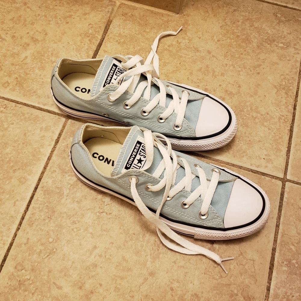 Converse Chuck Taylor low tops women's size 6